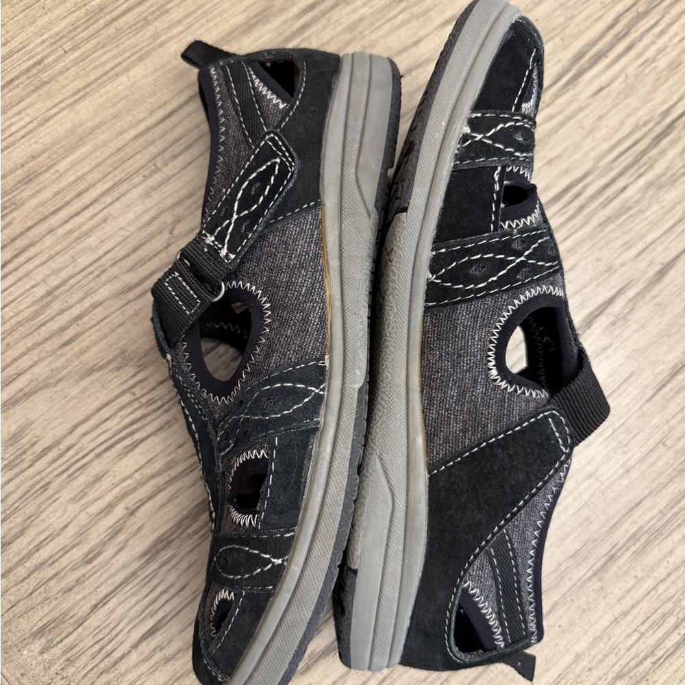 Earth Origins Black and Gray Sandals